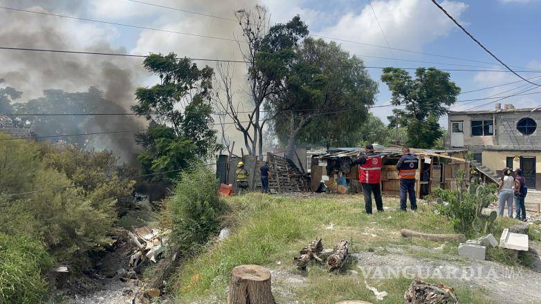 $!Se continuaron con las maniobras en un arroyo a un constado del inmueble.