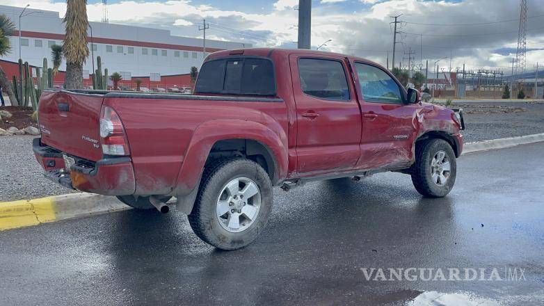 $!Los dos conductores llegan a un acuerdo para resolver los daños ocasionados durante el accidente.
