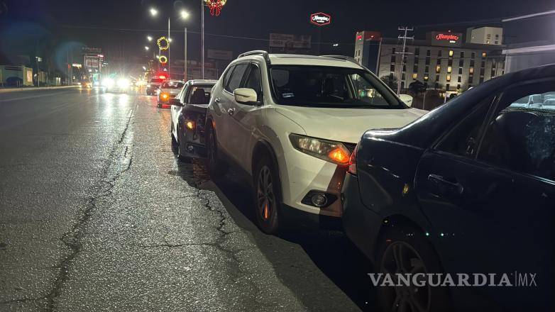 $!Elementos de Tránsito Municipal acudieron al lugar, tomaron conocimiento de los hechos y coordinaron el remolque de los vehículos involucrados.