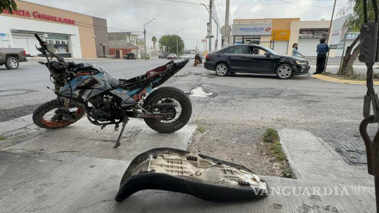 $!El motociclista terminó lesionado luego de impactarse contra un Volkswagen Jetta.