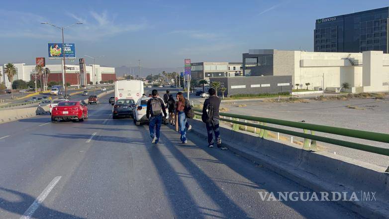 $!Estudiantes de la Universidad Tecnológica de Coahuila fueron trasladados en otra unidad.