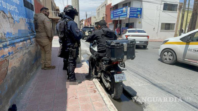 $!La motocicleta fue retirada del lugar por un familiar del lesionado, quien acudió tras ser notificado del accidente.