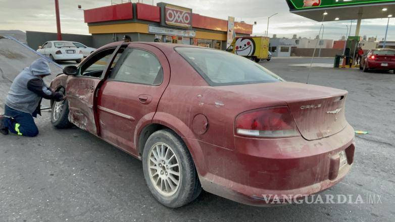 $!Una grúa fue requerida para retirar los vehículos tras el choque ocurrido en la colonia donde se dio la emergencia.