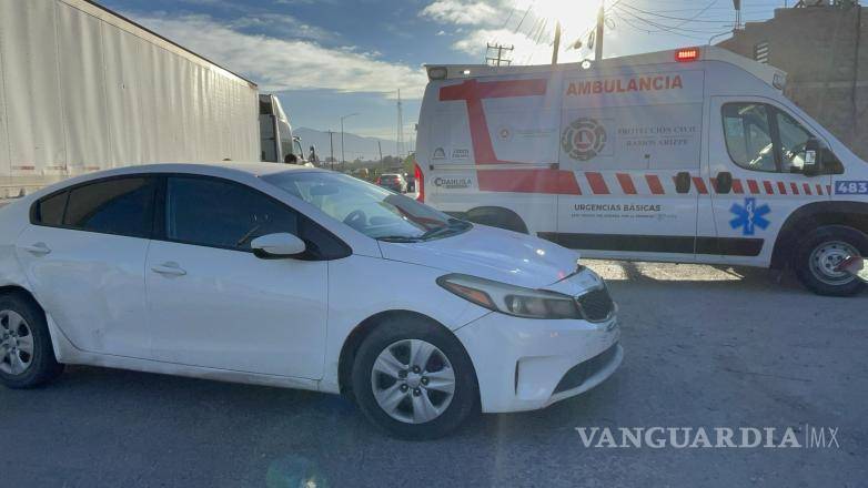 $!El conductor del KIA Forte fue señalado como responsable del choque ocurrido cuando giró sin precaución hacia Valle del Rosario.