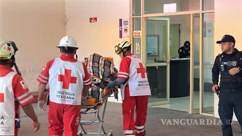 $!Paramédicos de la Cruz Roja trasladaron a la adolescente al Hospital General de Saltillo para su valoración médica.