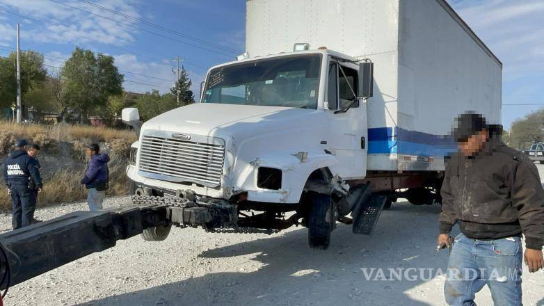 $!Policía de Arteaga resguarda los vehículos mientras se realizan las maniobras de retiro.