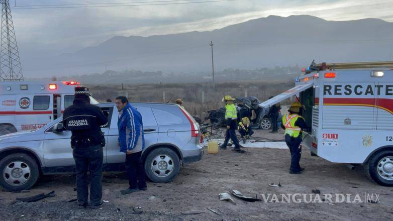 $!Personal de emergencias y autoridades municipales acudieron al kilómetro 3+500 para atender el accidente vial.