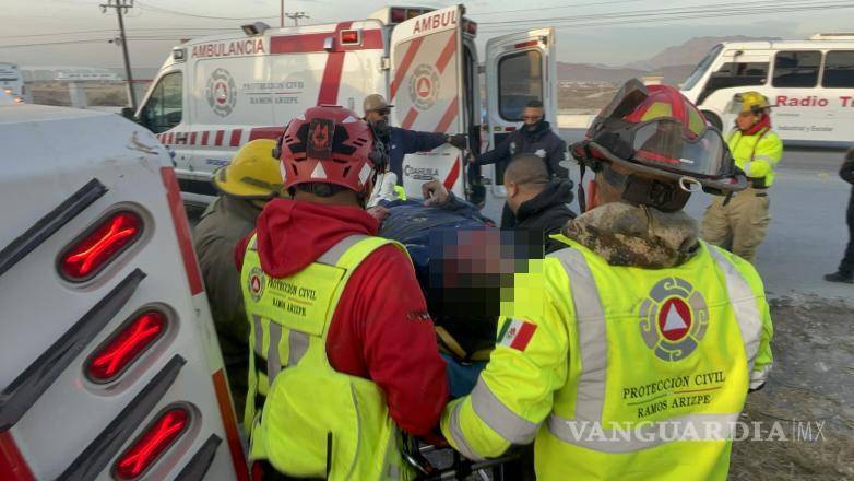 $!El joven conductor fue trasladado en ambulancia a un hospital privado, donde permanece bajo atención médica tras resultar gravemente lesionado en el accidente.