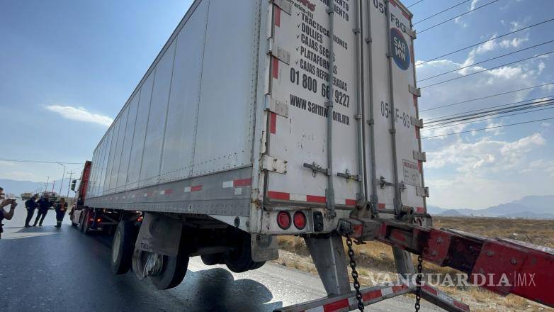 $!Elementos de seguridad cerraron la circulación mientras equipos de emergencia maniobraban para evitar riesgos por los cables energizados.