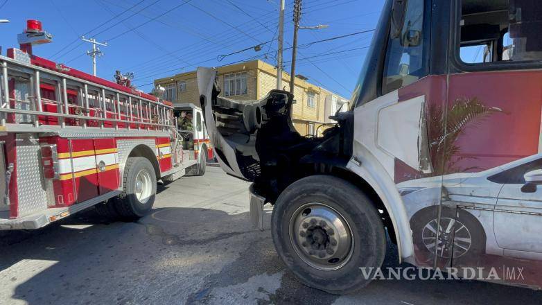 $!El camión fue asegurado en espera del arribo de la grúa para su traslado al corralón.