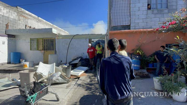 $!Vista del material acumulado que se incendió en la vivienda. Protección Civil evaluará las condiciones del inmueble tras el siniestro.