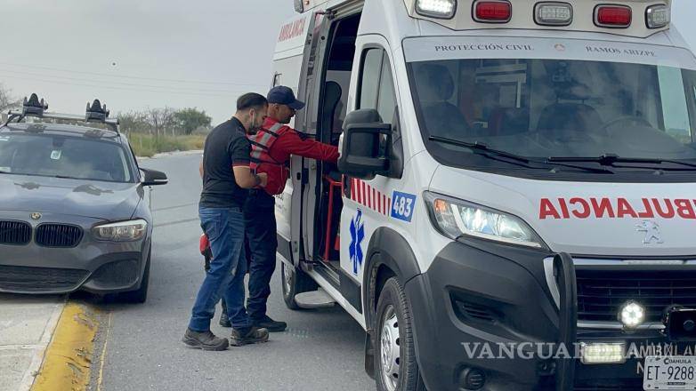 $!Bomberos de Ramos Arizpe atendieron al conductor, quien sufrió lesiones leves y no requirió traslado hospitalario.