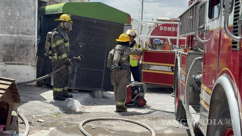$!Bomberos trabajaron para controlar el incendio registrado en la colonia Gaspar Valdés.