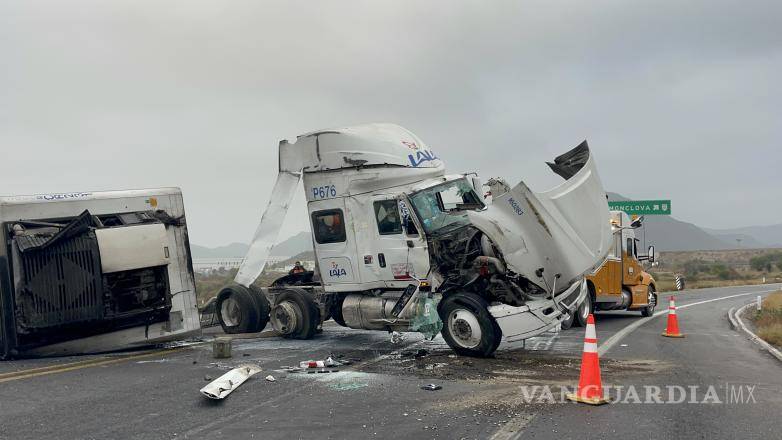 $!La vialidad se reanudó parcialmente en uno de los carriles hasta que la unidad fue completamente retirada.