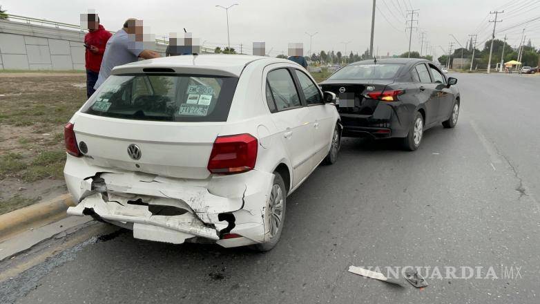 $!Los vehículos involucrados fueron evaluados en espera de los ajustadores de seguros.