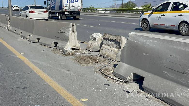 $!Elementos de tránsito aseguraron el área para prevenir otro incidente, mientras se realizaban las maniobras para retirar el vehículo siniestrado.