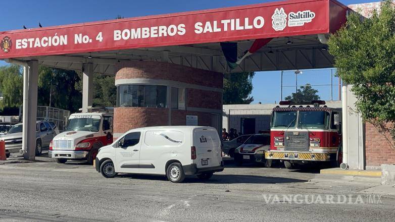 $!El vehículo Chevrolet Malibu color gris, con placas SPF-3973, fue utilizado por los familiares para trasladar al hombre hacia la estación de Bomberos en busca de atención médica urgente.