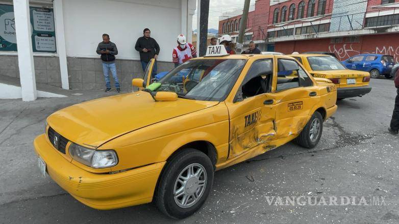 $!El taxi proyectado contra un tubo de protección sufrió daños considerables tras el impacto con el vehículo del conductor responsable.