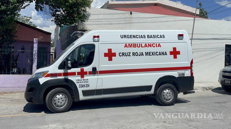 $!Personal de la Cruz Roja atendió al hombre en el lugar antes de su traslado al IMSS.