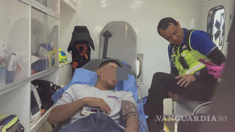 $!Paramédicos de la Secretaría de Salud atendieron en el lugar al joven motociclista, quien no requirió traslado a un hospital.