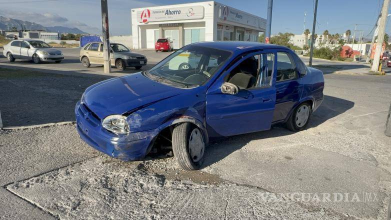 $!El taxi y el Chevrolet Monza resultaron con daños materiales tras el accidente.