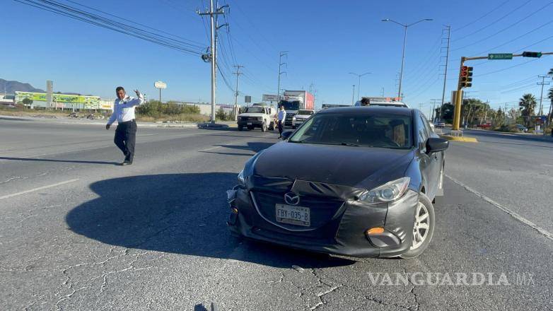 $!El Mazda 3 quedó dañado tras ser impactado por el KIA Río en el bulevar Antonio Cárdenas.