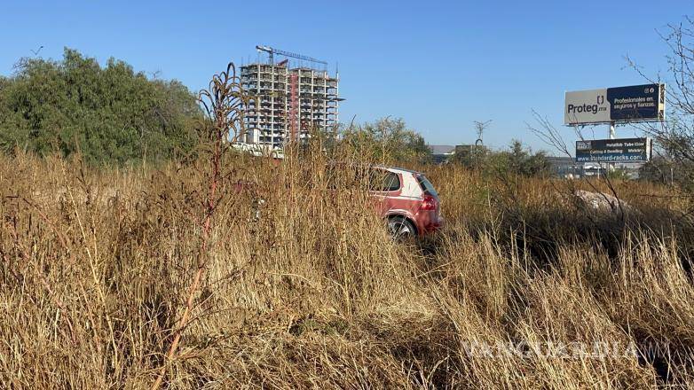 $!Elementos de la Policía Municipal acudieron al sitio para tomar conocimiento del accidente.