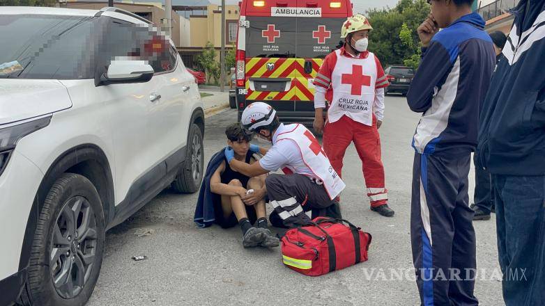$!Paramédicos de la Cruz Roja acudieron al lugar para brindar atención al menor lesionado, quien afortunadamente no requirió traslado a un hospital.