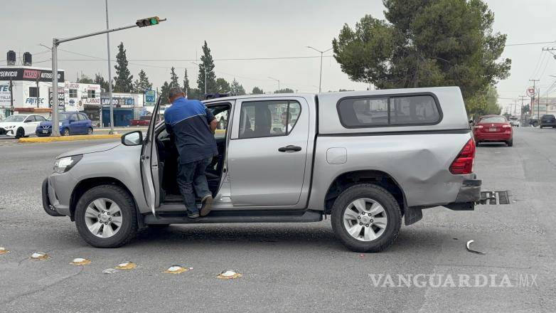 $!La Toyota Hilux se incorporaba al bulevar Antonio Cárdenas cuando ocurrió el impacto con el Renault Fluence.