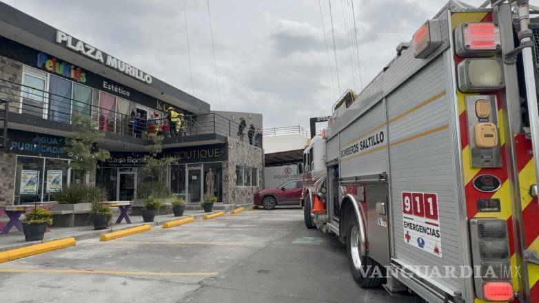 $!Antes de la llegada de los bomberos, personas que se encontraban en el inmueble utilizaron extintores para controlar inicialmente las llamas.