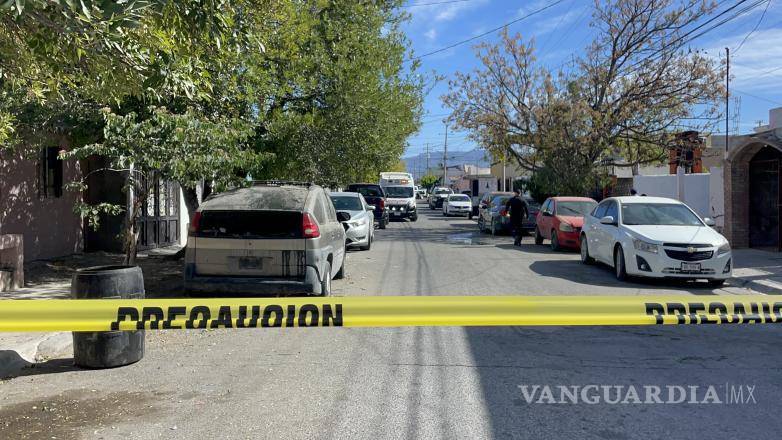 $!Elementos de la Policía Municipal y de la Fiscalía acudieron al domicilio para iniciar las investigaciones correspondientes.