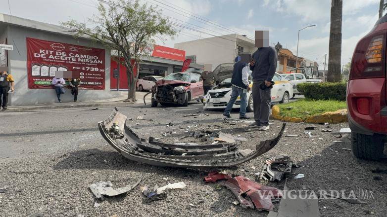 $!La camioneta Kia Seltos terminó volcada sobre sus neumáticos luego de verse involucrada en una carambola en el cruce de Francisco Coss e Ignacio Lallave.