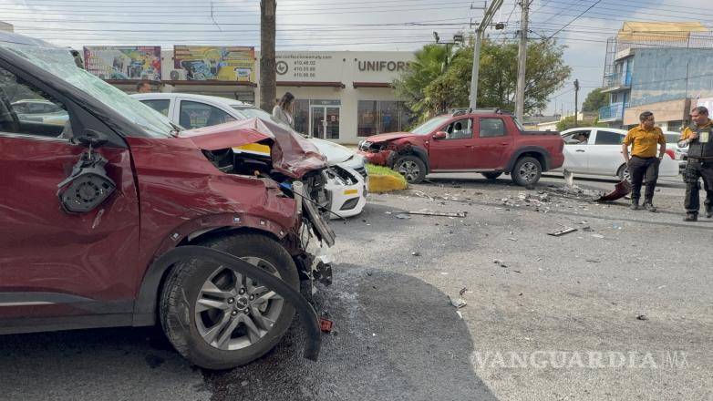 $!Elementos de Tránsito Municipal y operadores de grúas trabajaron en el lugar para retirar los vehículos y liberar la circulación en la zona centro.