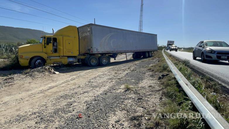 $!El trailer quedó fuera de la vialidad.