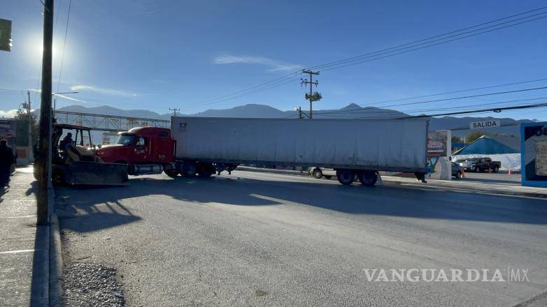 $!El conductor revisó el motor por indicación de los oficiales, tratando de identificar la falla que inmovilizó al vehículo.