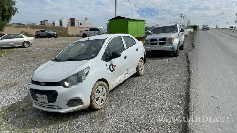$!Le cierran el paso, derrapa y otro vehículo lo arrastra en Saltillo; resulta lesionado