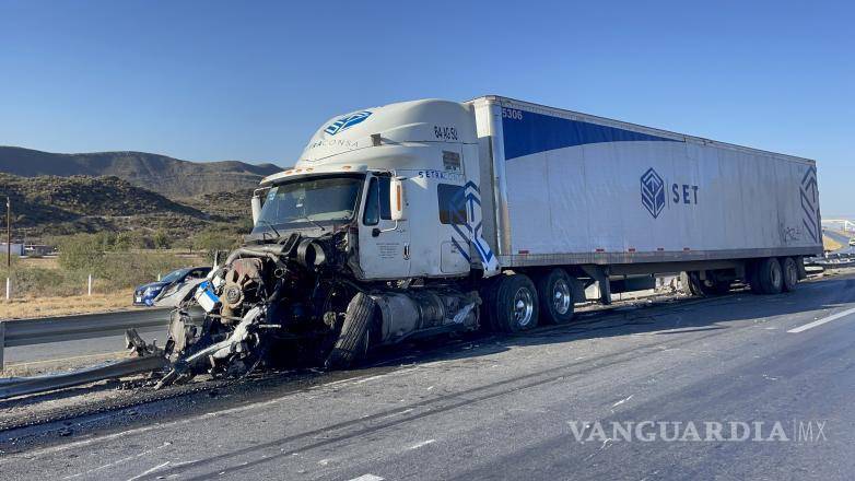 $!El conductor del tráiler de la empresa SETRACONSA se quedó dormido al volante.