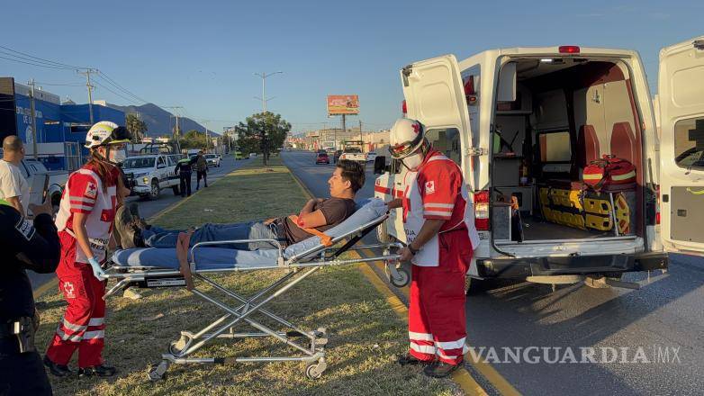 $!Paramédicos de la Cruz Roja trasladaron al motociclista a la Clínica 73 del IMSS para recibir atención médica.