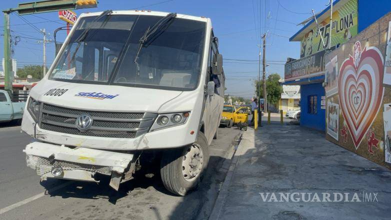 $!El accidente ocurrió en el cruce de Francisco Urdiñola y Francisco Zarco, en la zona centro de Saltillo, donde un camión de transporte de personal se pasó la luz roja.
