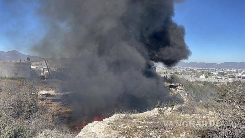 $!La columna de humo se elevó desde el arroyo de la colonia Lomas de Zapalinamé, causando preocupación entre los residentes locales.