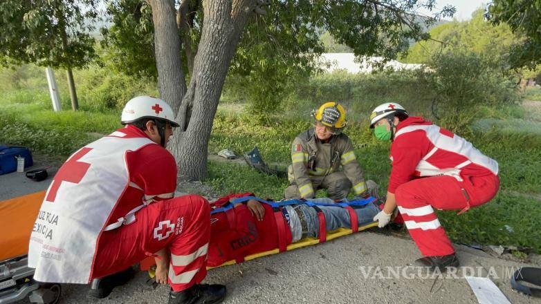 $!El personal del cuerpo de bomberos y de la Cruz Roja estabilizó a Noel Román “N” antes de proceder con su traslado a un hospital privado.