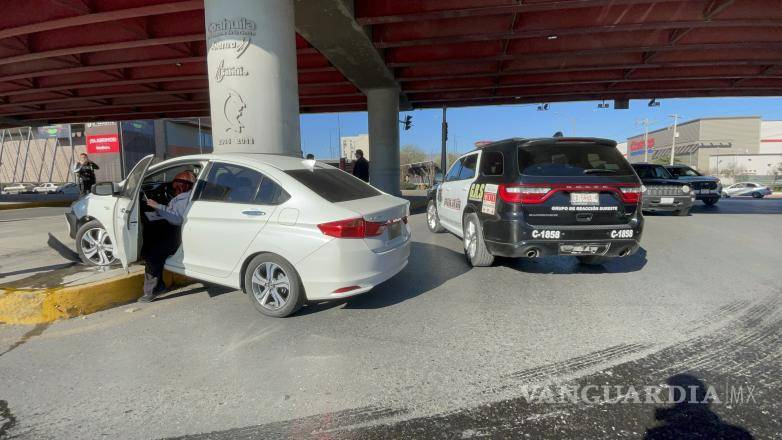 $!La unidad quedó detenida sobre la cuneta luego de que la conductora perdió el control del volante.