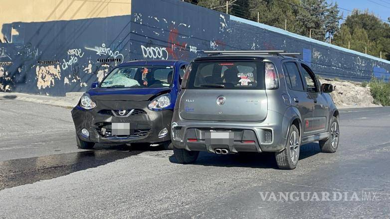 $!A pesar de la fuerza del impacto, los ocupantes de ambos vehículos fueron valorados en el sitio y no presentaron lesiones que requirieran atención médica especializada.