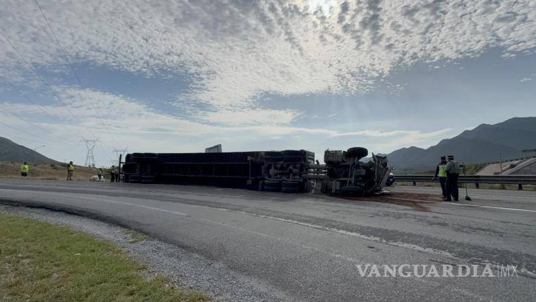 $!El operador transportaba un remolque con estructuras metálicas con destino a Nuevo León.