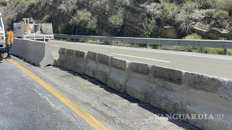 $!Varias barreras de concreto quedaron derribadas tras la volcadura del tráiler en Los Chorros.