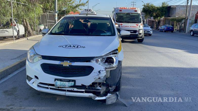 $!El taxista dio al vuelta sin precaución.