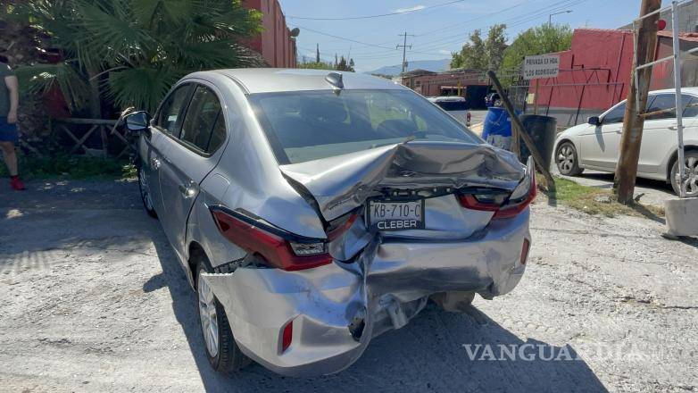 $!Los vehículos fueron removidos con grúas mientras agentes viales y ajustadores de seguros intervenían en el lugar de los hechos.