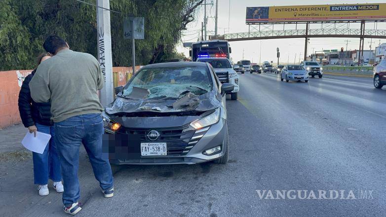 $!El Nissan Versa terminó debajo del camión de la empresa Lipu, sin que se reportaran personas lesionadas.