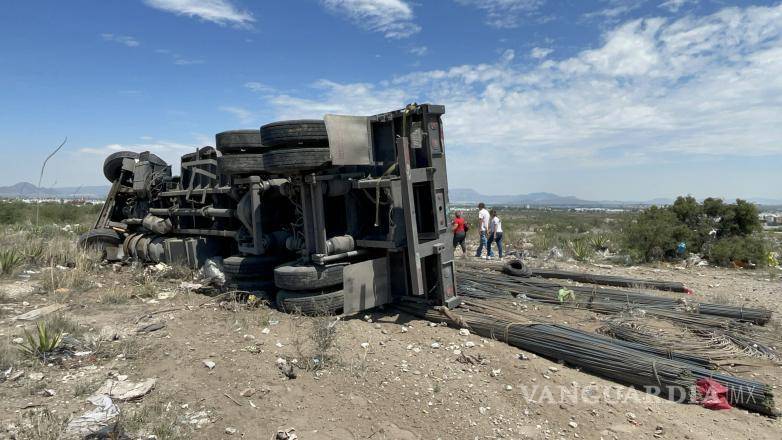 $!Ante la falta de respuesta del camión, decidió detenerse en un terreno baldío que conecta con la colonia Mirasierra.