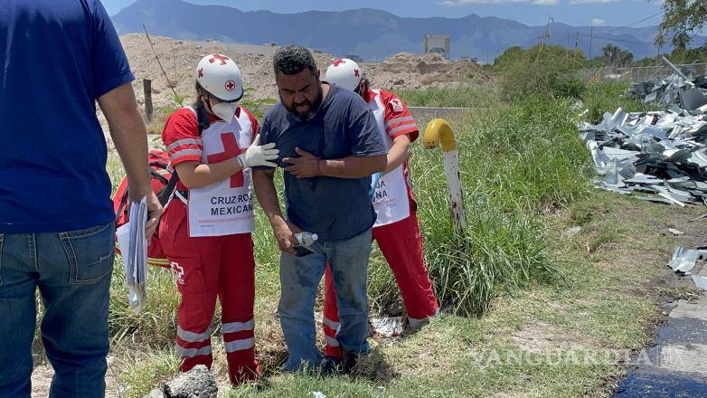 $!El conductor fue valorado por paramédicos de bomberos y Cruz Roja, para después ser trasladado a la Clínica Dos del IMSS.